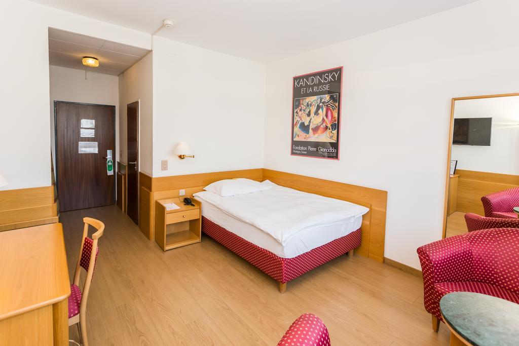 Hotel Du Rhone Сьйон Номер фото